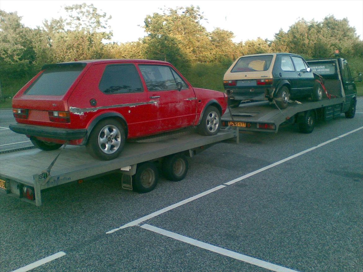 VW Golf 1 Diesel - Købt i nordjylland i 2010 og på vej hjem med bilerne. Den røde er stadig under renovering. billede 20