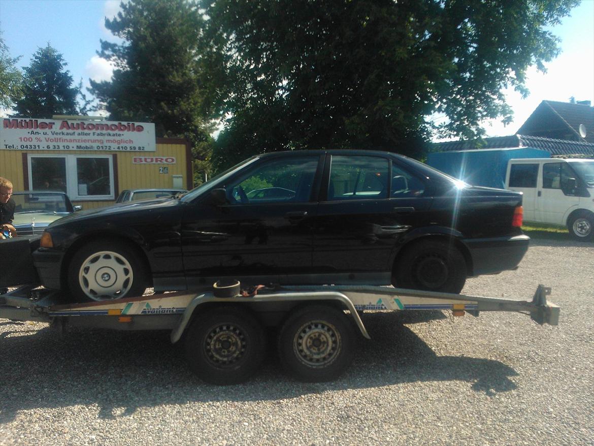 BMW E36 320i sedan SOLGT billede 1