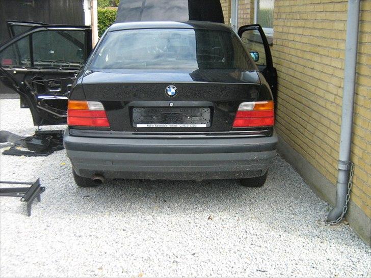 BMW E36 320i sedan SOLGT billede 9