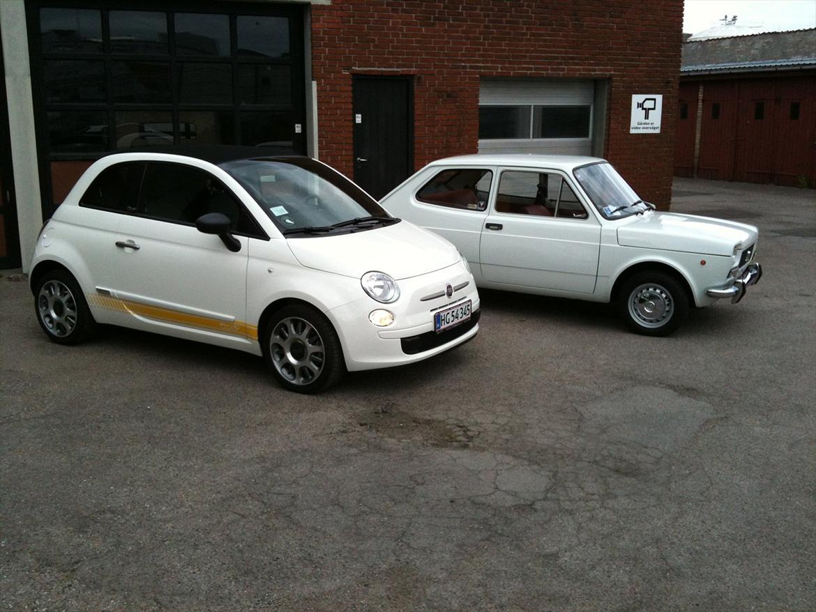 Fiat 500C Roma 0.9 TwinAir Turbo (Luigi) - Så fik den lige nogle fartstriber - Det gav 8 km/t. ekstra på toppen - MINDST! ;-) 
Men ser lille Vittorio, ikke lidt misundelig ud, som den står der i baggrunden? Overvejer om den skal have nogle røde striber, da den BESTEMT godt kunne tåle lidt flere km billede 1