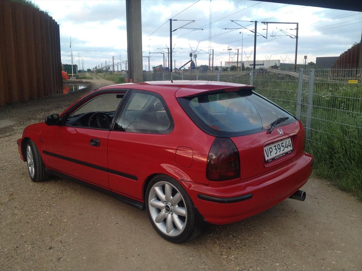 Honda Civic sportsback 1,4 i ( total skadet ) billede 2