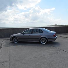 BMW E39 528i
