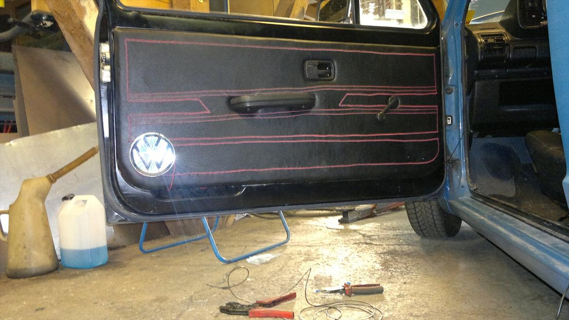 VW golf mk1 - monteret vw logo med lys i føredæren som kun virker når man åbner dørgen! ( er sat på med dobbelklæbendetape og ikke skruvet det ville sku være sønd! billede 17