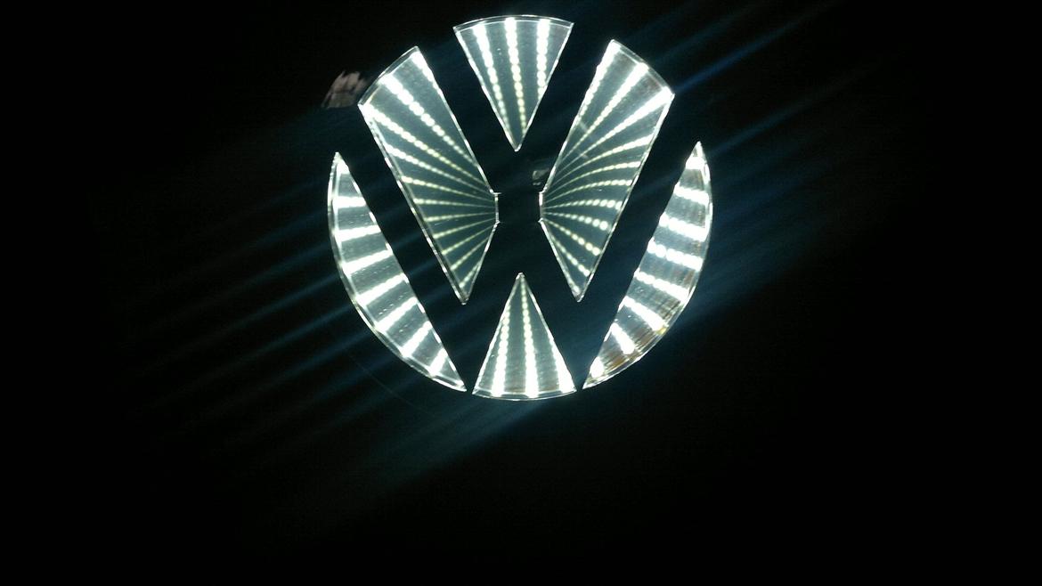 VW golf mk1 - monteret vw logo med lys i føredæren som kun virker når man åbner dørgen! ( er sat på med dobbelklæbendetape og ikke skruvet det ville sku være sønd! billede 18