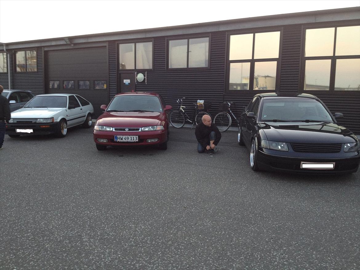 Mazda 626 sedan - Her Holder min bil i godt selvskab hehe  billede 6