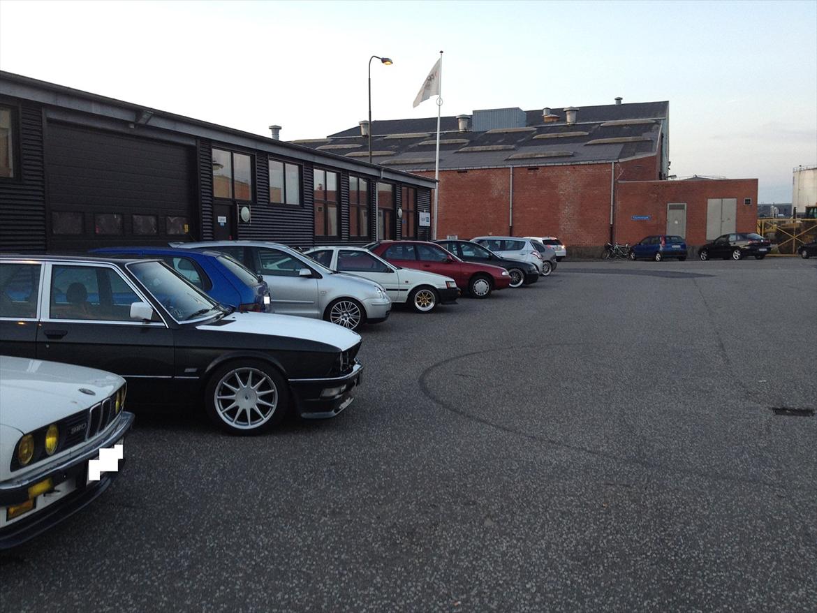 Mazda 626 sedan - Her Holder min bil i godt selvskab hehe Find mazdaen? billede 7