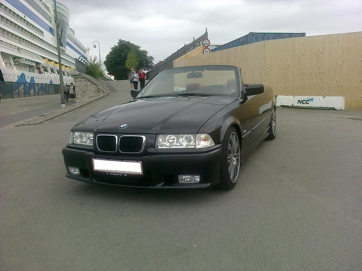 BMW 328i Cabriolet M-Tech billede 2