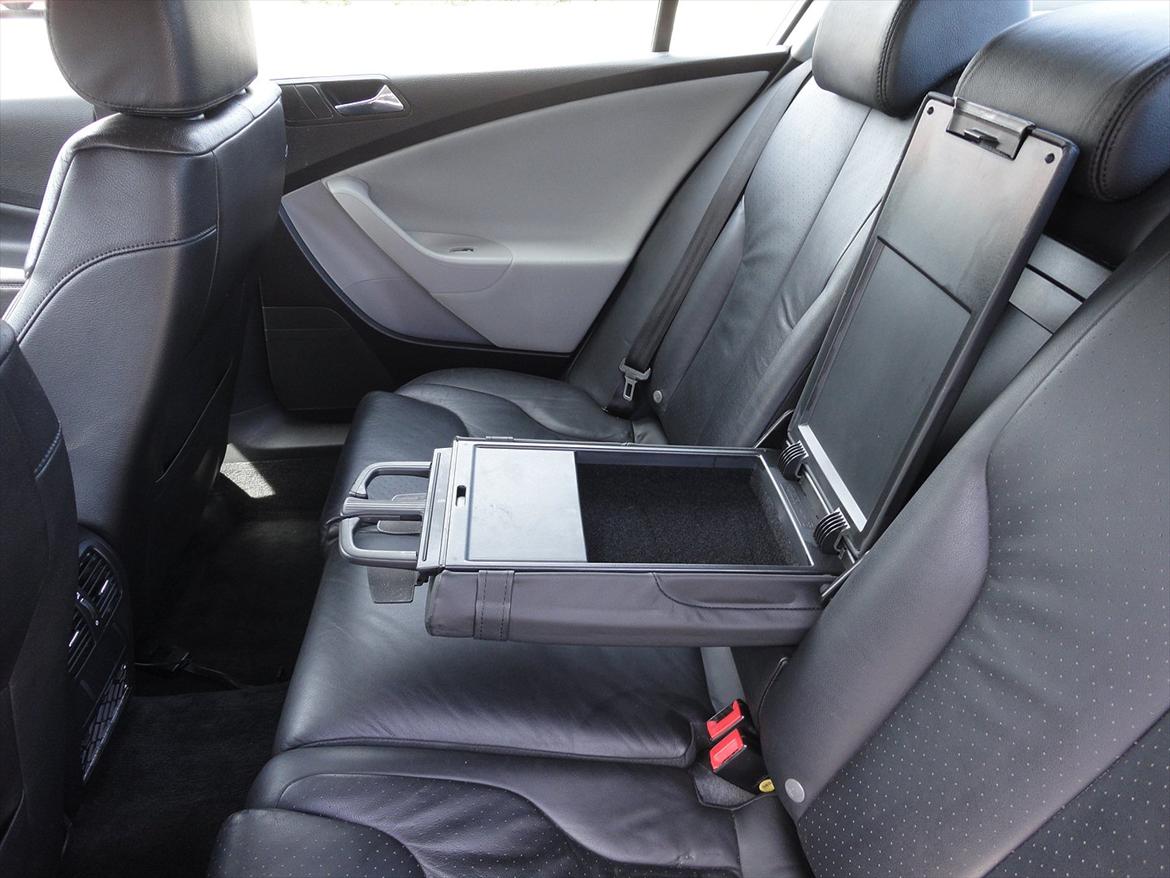 VW Passat 3c - Der er både kopholder og et rum i armlænet billede 18