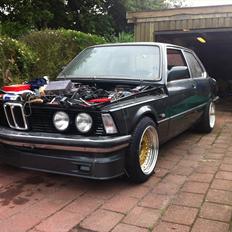 BMW e21 323 i