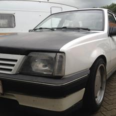 Opel ascona c 2,0i 16v