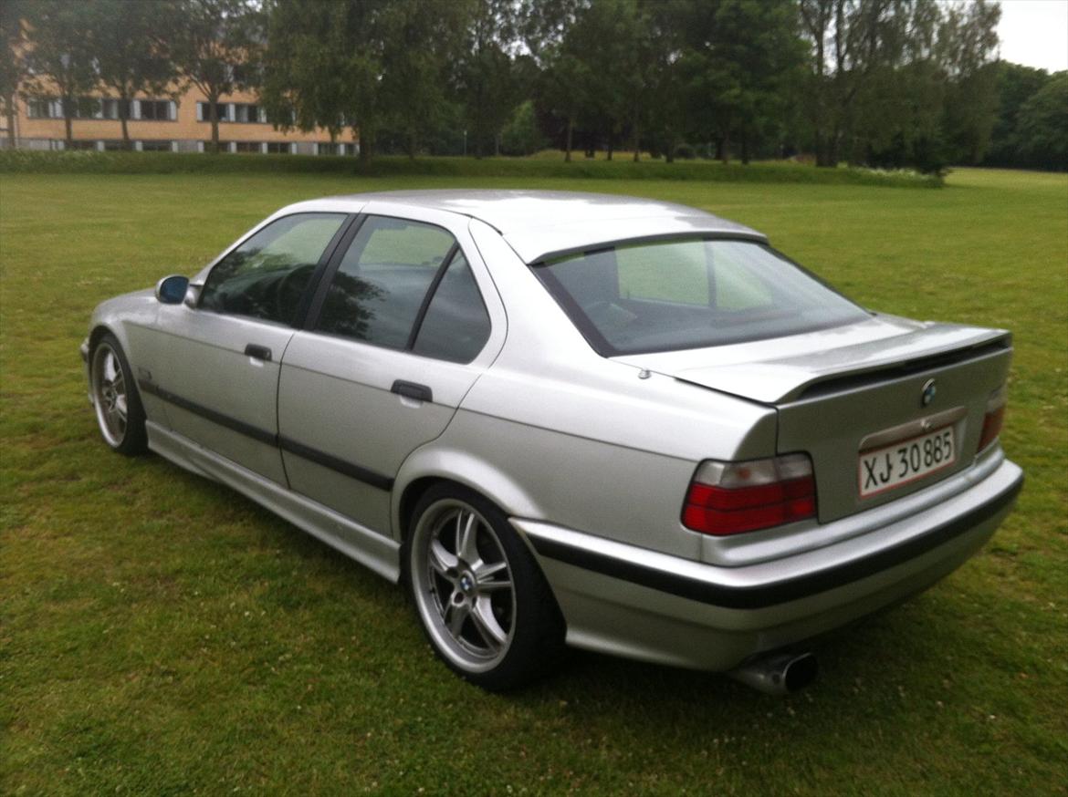 BMW 320 i billede 2