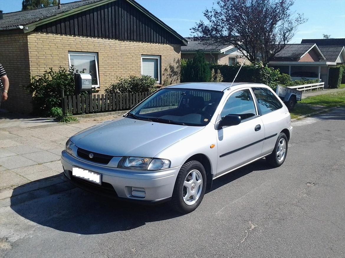 Mazda 323 billede 1