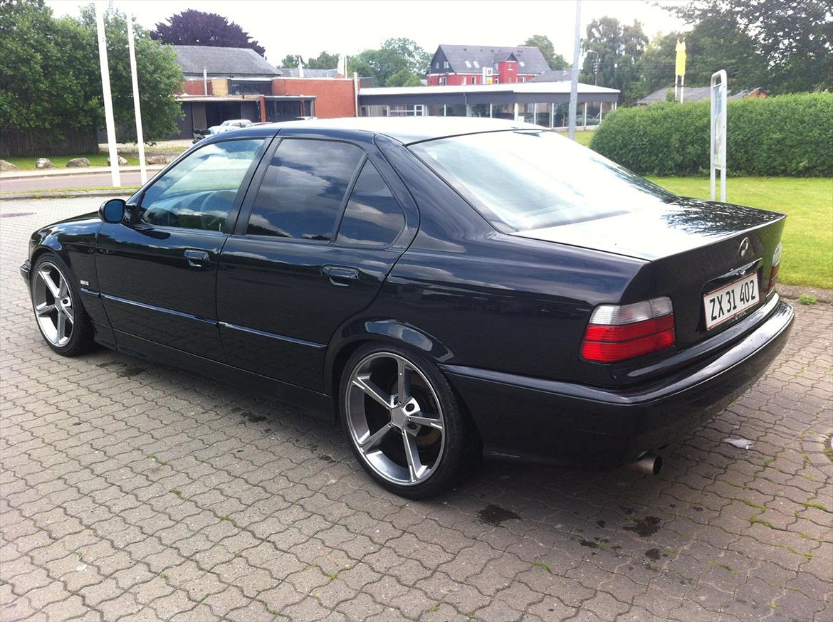 BMW 320i billede 1