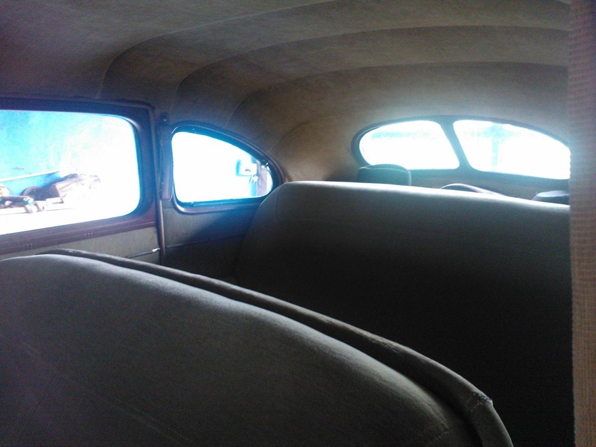 Ford V8 Deluxe - Gode sæder (sofaer) at sidde i, med masser af benplads billede 9