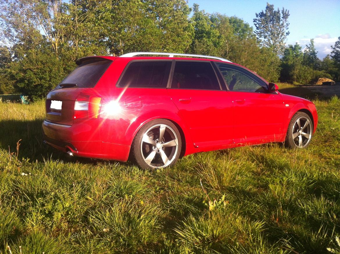 Audi A4 Avant - Den nye front (S4) nye lister (S4) indfarvet panel/skørter og S-line bagspoile. billede 4