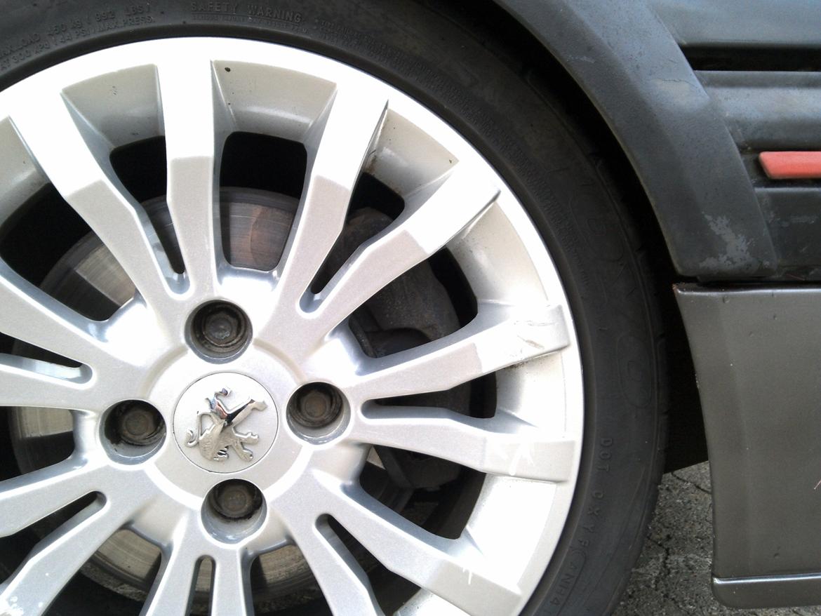 Peugeot 205 2,0 GTi-6 - Her ses Bremsernes størrelse, og at de kun lige kan være i en 16" billede 12