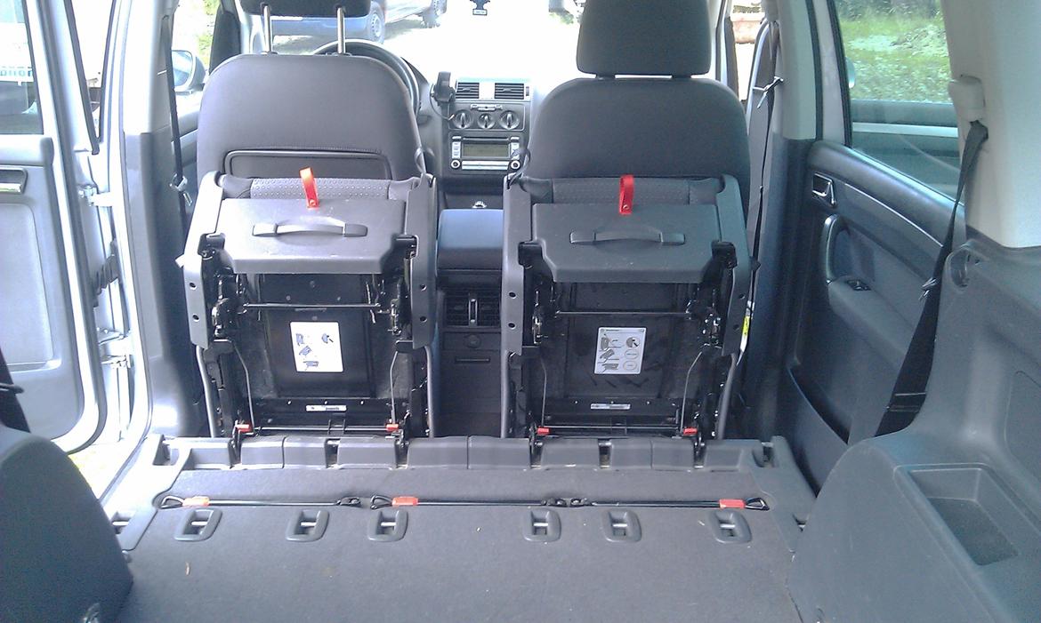 VW Touran - sæderne kan tages helt ud så der er masser af plads bag i billede 17