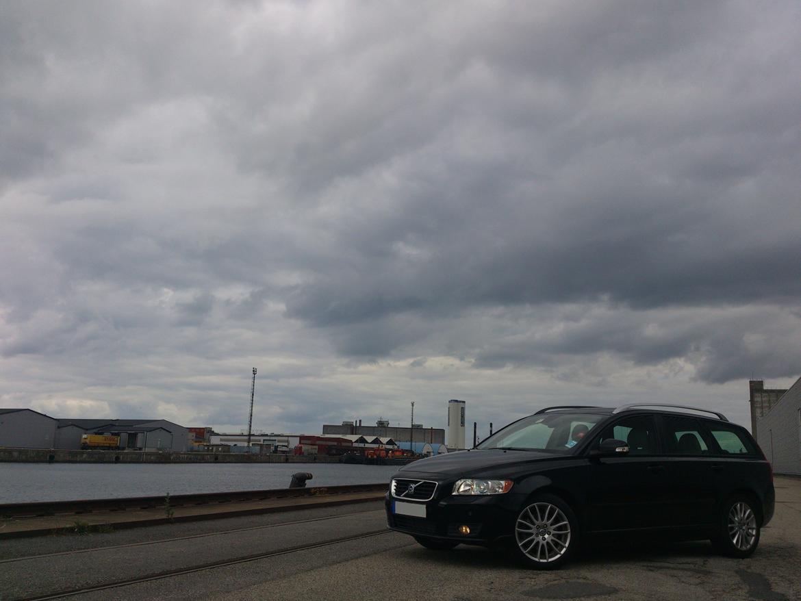 Volvo V50 2.0D Summum - Jeg beklager på forhånd - alle billederne er taget med en Sony Xperia S mobil. Det er dog min erfaring, at de færreste værdsætter gode billeder, særligt af en Volvo. billede 1