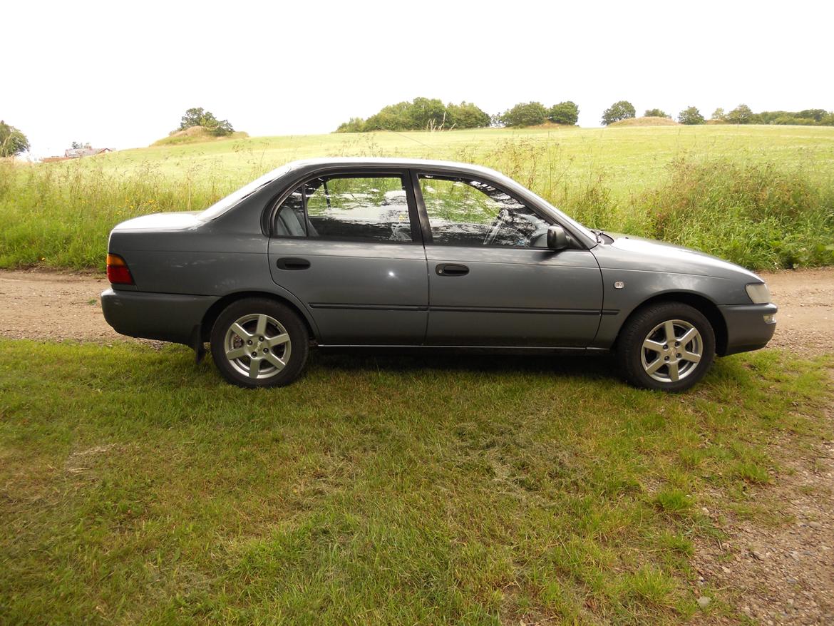Toyota Corolla 1,3 XLI Sedan Solgt billede 3