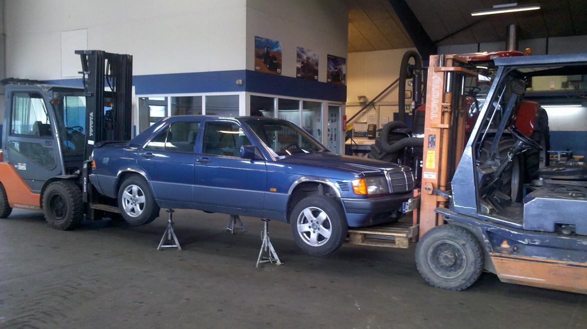 Mercedes Benz 190 D 2.5 Turbo "Under renovering!" - Udskiftning af brændstofrør! billede 7