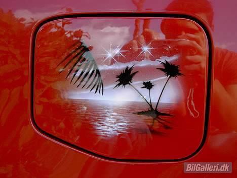 Toyota Corolla  SOLGT - Airbrush på tankdækslet billede 9