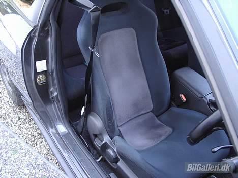 Nissan Skyline R32 GT-R - Skåleformede forstole som man sidder rigtigt godt i.. billede 6