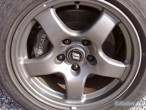 Nissan Skyline R32 GT-R - Fine standard fælge med hullede skiver inde bagi.... billede 11