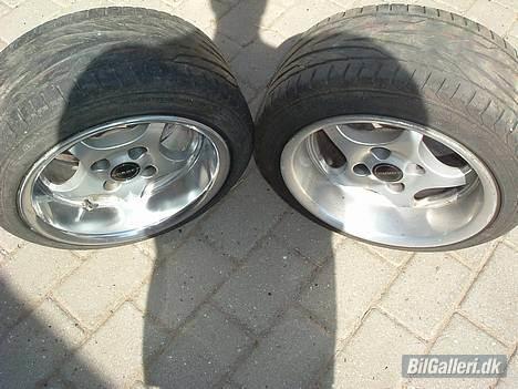 VW stumper der er i poloen - ny poleret fælg til venstre og ikke poleret fælg til højre så man kan forskellen d 27/7 billede 15