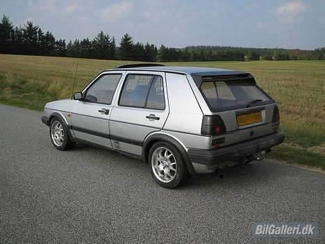 VW Golf II GTD Solgt - Ja det pyntede lidt på det gamle lig med andre alu fælge og sænkning. billede 8