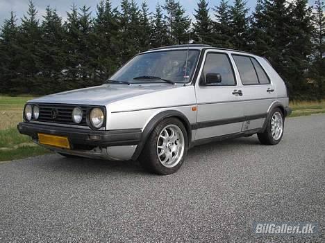 VW Golf II GTD Solgt - Fjernlygterne er blevet fjernet og der er monteret en front grill uden emblem. billede 9