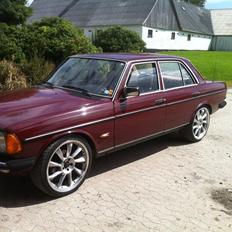 Mercedes Benz 200 W123