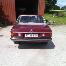 Mercedes Benz 200 W123