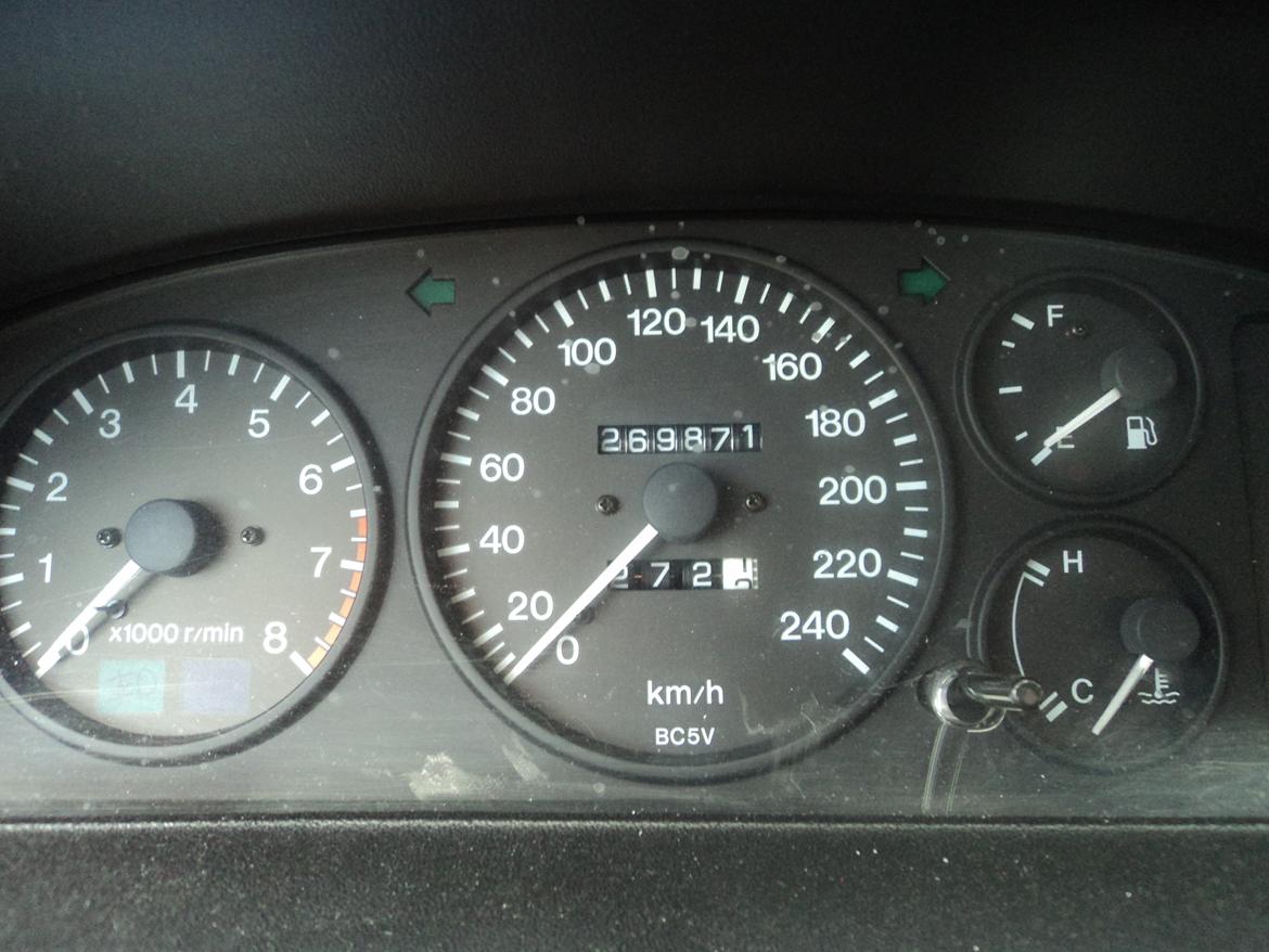 Mazda 323F 1,5 16v GLX (SOLGT) billede 5