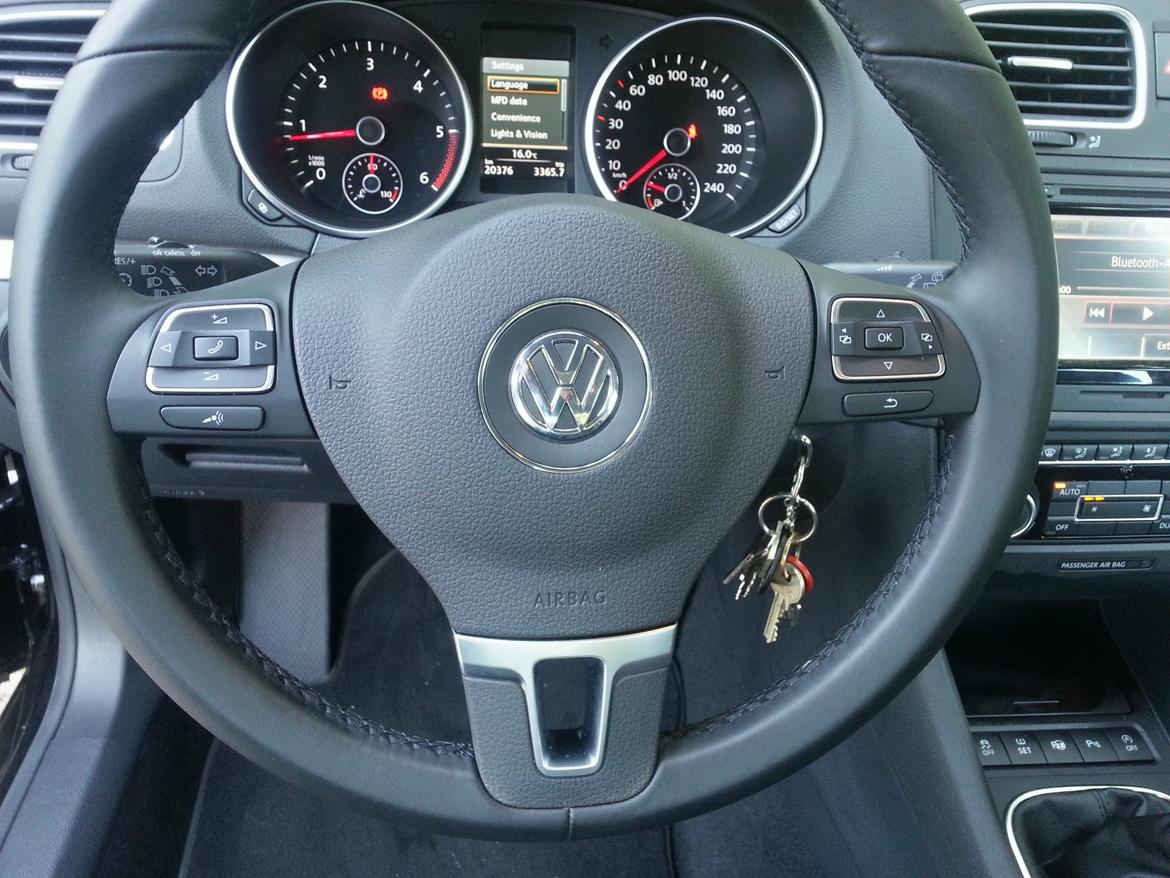 VW Volkswagen Golf 1.6 TDi BMT Highline - Multifunktionsrat med styring af radio, telefon samt kørecomputer billede 11