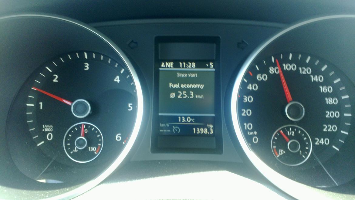 VW Volkswagen Golf 1.6 TDi BMT Highline - Jo jo økonomisk er bilen skam også :)
Kørecomputer MFA "Premium" med lækkert farvedisplay. billede 15