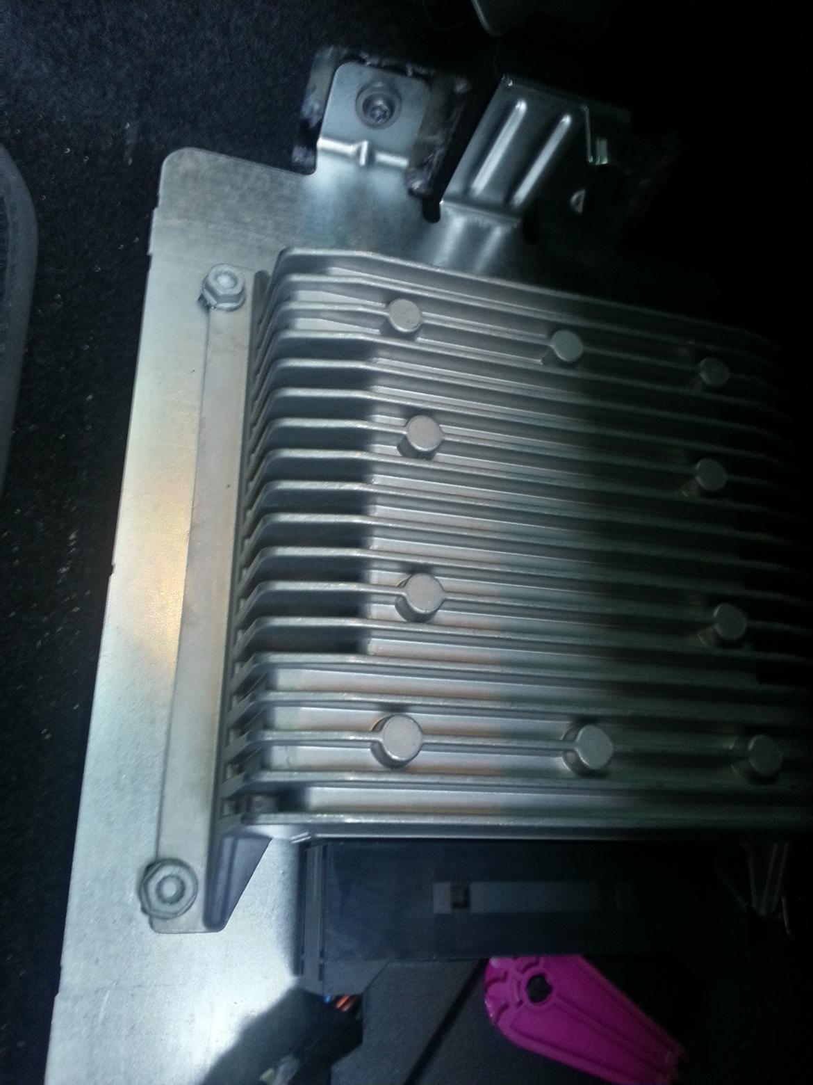 VW Volkswagen Golf 1.6 TDi BMT Highline - Dynaudio 300W forstærker monteret under førersædet  billede 19