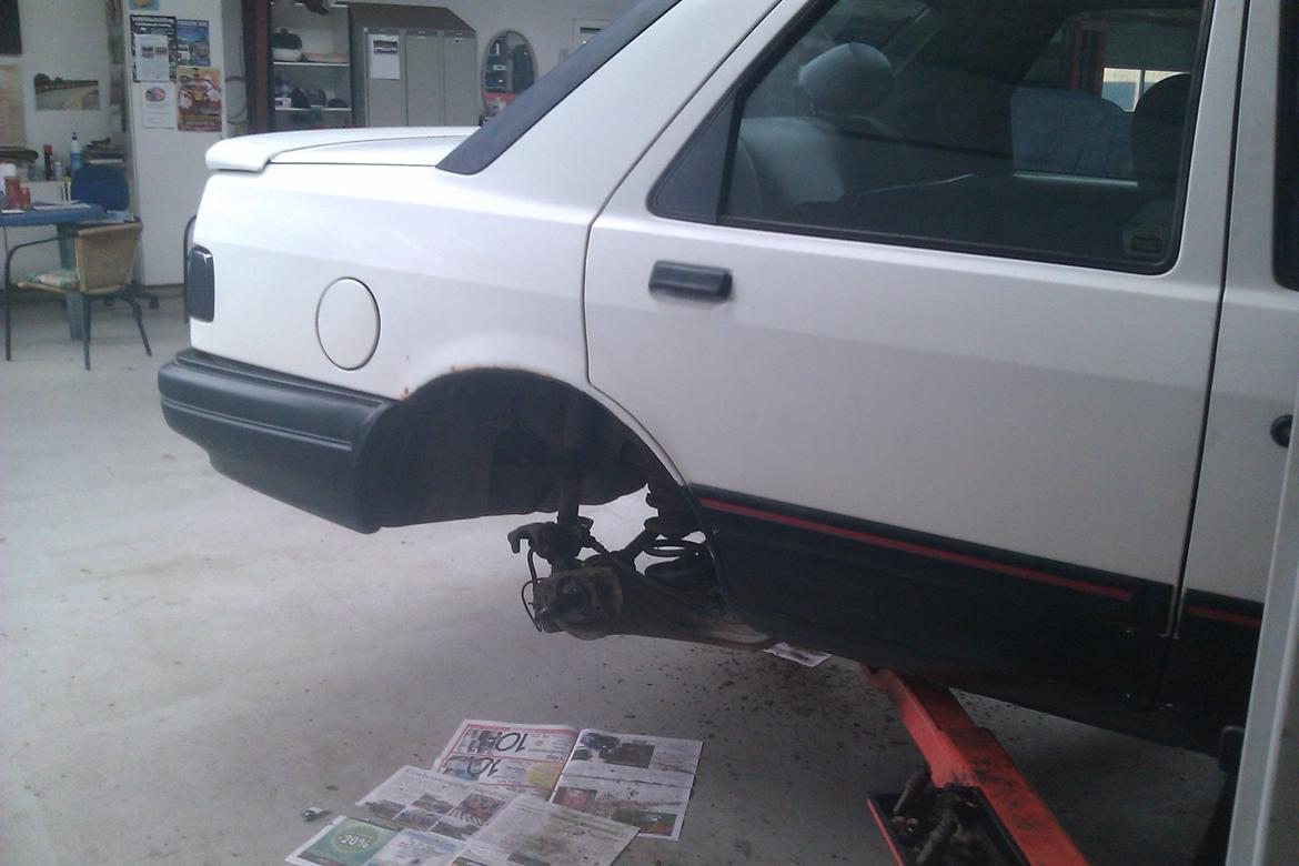 Ford Sierra 2.0 GLS - Det vidunderlige i at have skiver bagpå er i hvert fald ikke hos reservedelsmanden, der ikke gav mig den rigtige størelse hjullejer i første omgang billede 18