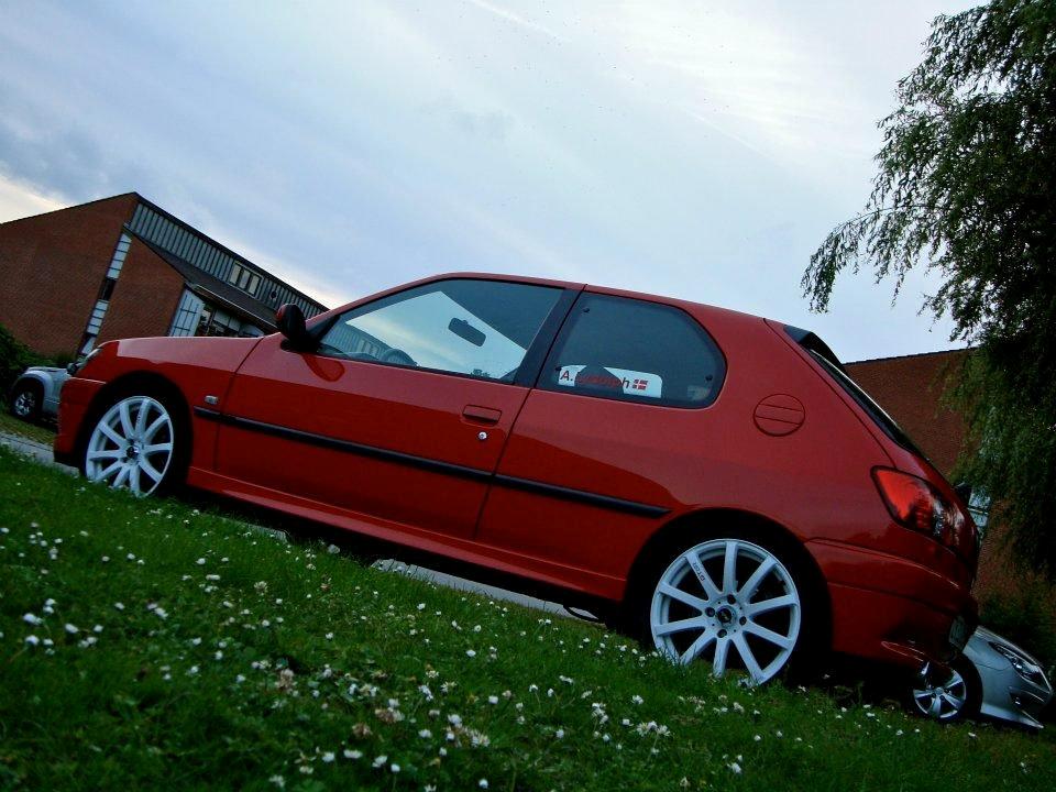 Peugeot 306 Gti-6 - ny vasket og poleret d.22/7
min dejlige kæreste har taget billedet billede 6