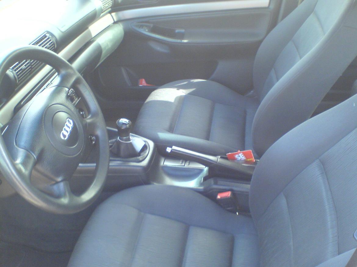 Audi A4 B5 - Den sorte kabine med lidt småpletter, for jeg lige renset:) billede 3