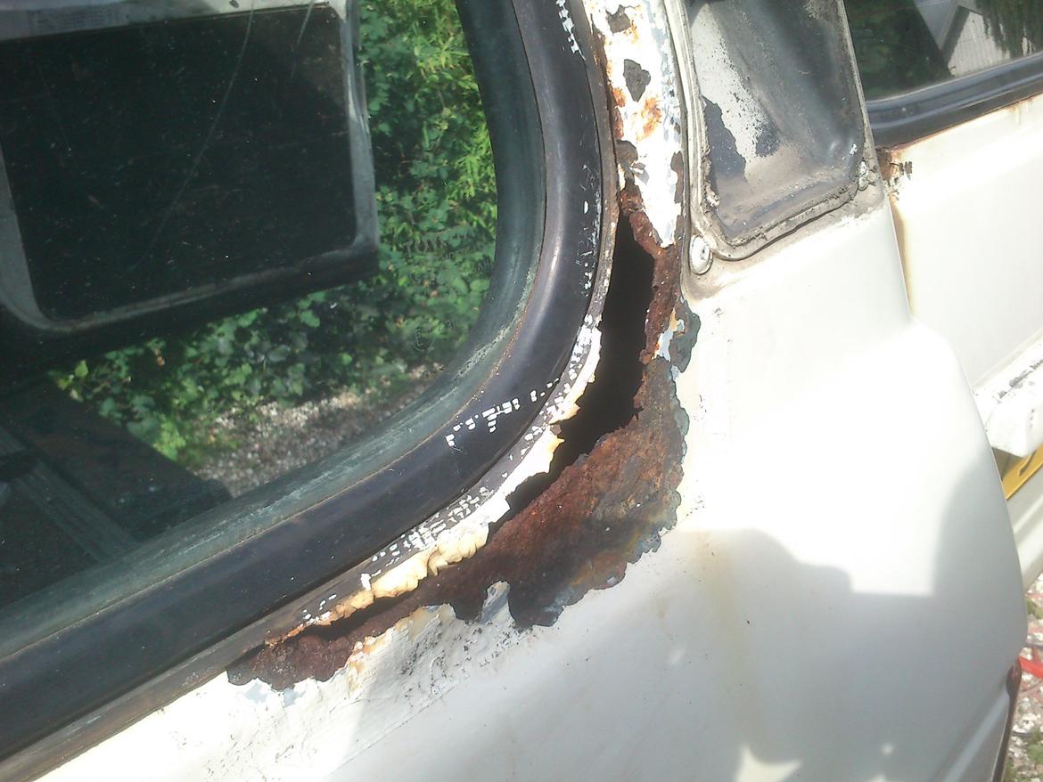 Toyota Landcruiser HJ 60½ 4,0 D-TI 4x4 - Bagerste venstre siderude - FØR  billede 15