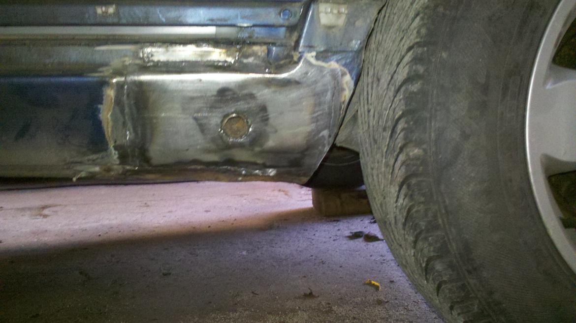 Mercedes Benz 190 D 2.5 Turbo "Under renovering!" - Rust er lavet i begge sider ved dunkrafthullet i panelet. billede 9