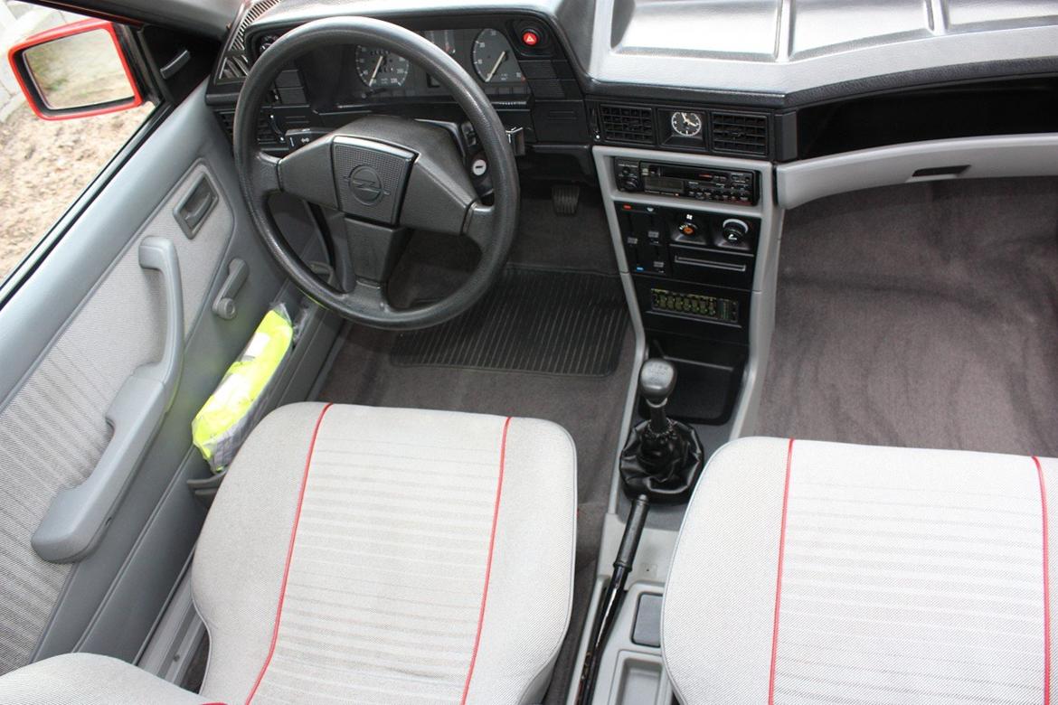 Opel Kadett E-CC 1.3S Club - Generelt meget velholdt kabine billede 8