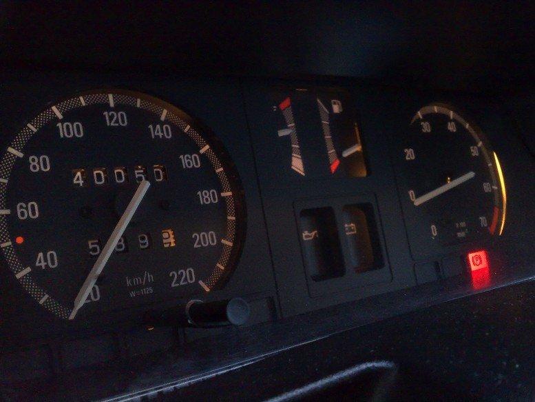 Opel Kadett E-CC 1.3S Club - GT-instrument med omdrejningstæller. Km-tælleren har kun været rundt én gang: 140.000 billede 12