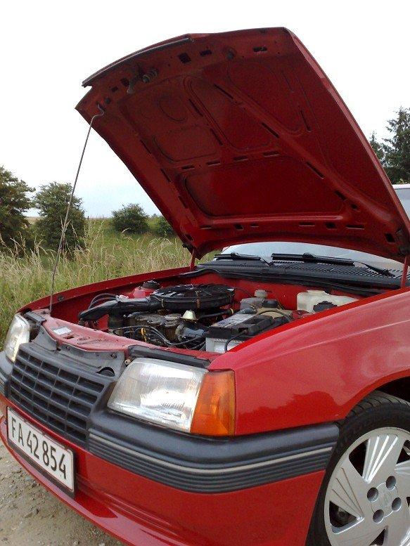 Opel Kadett E-CC 1.3S Club - .. Dog stadig standard maskin-rum billede 13