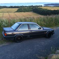 BMW E30 320i