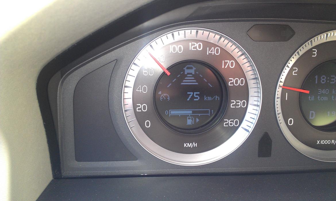 Volvo V70 T6 - SOLGT - Her kan man sætte hvor lang afstand bilen skal holde til den forankørende bil billede 7