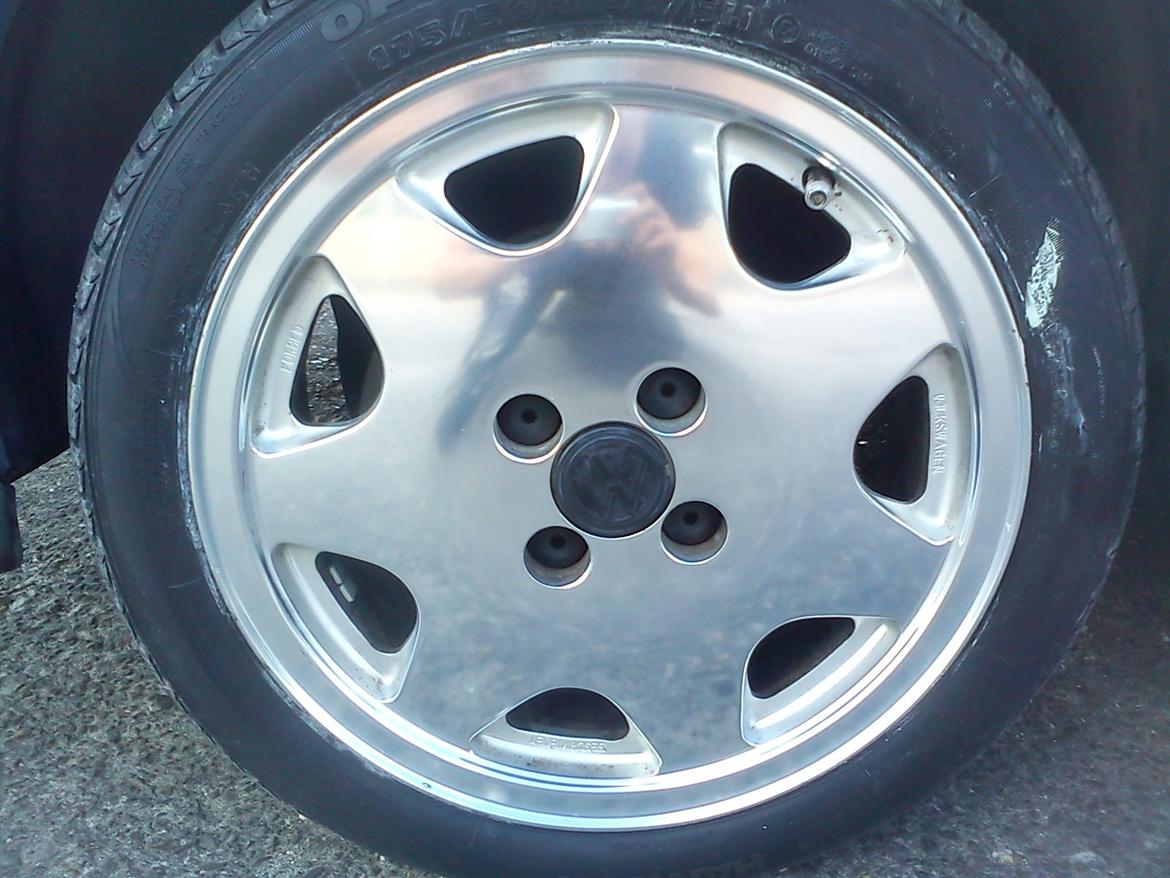 VW Polo 6N - Le Castellet fælgen fra en golf 1 Cabriolet Classic Line.

Fik skaffet org. center kapsler hjem som passer til fælgene, tak til vores lagermand ;) billede 15