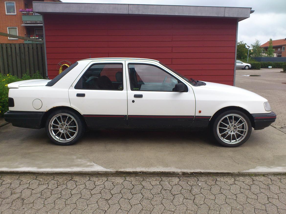 Ford Sierra 2.0 GLS - Her kan man lige ane skivebremserne bagpå :) billede 12