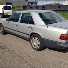 Mercedes Benz 230E *Solgt*