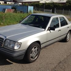 Mercedes Benz 230E *Solgt*